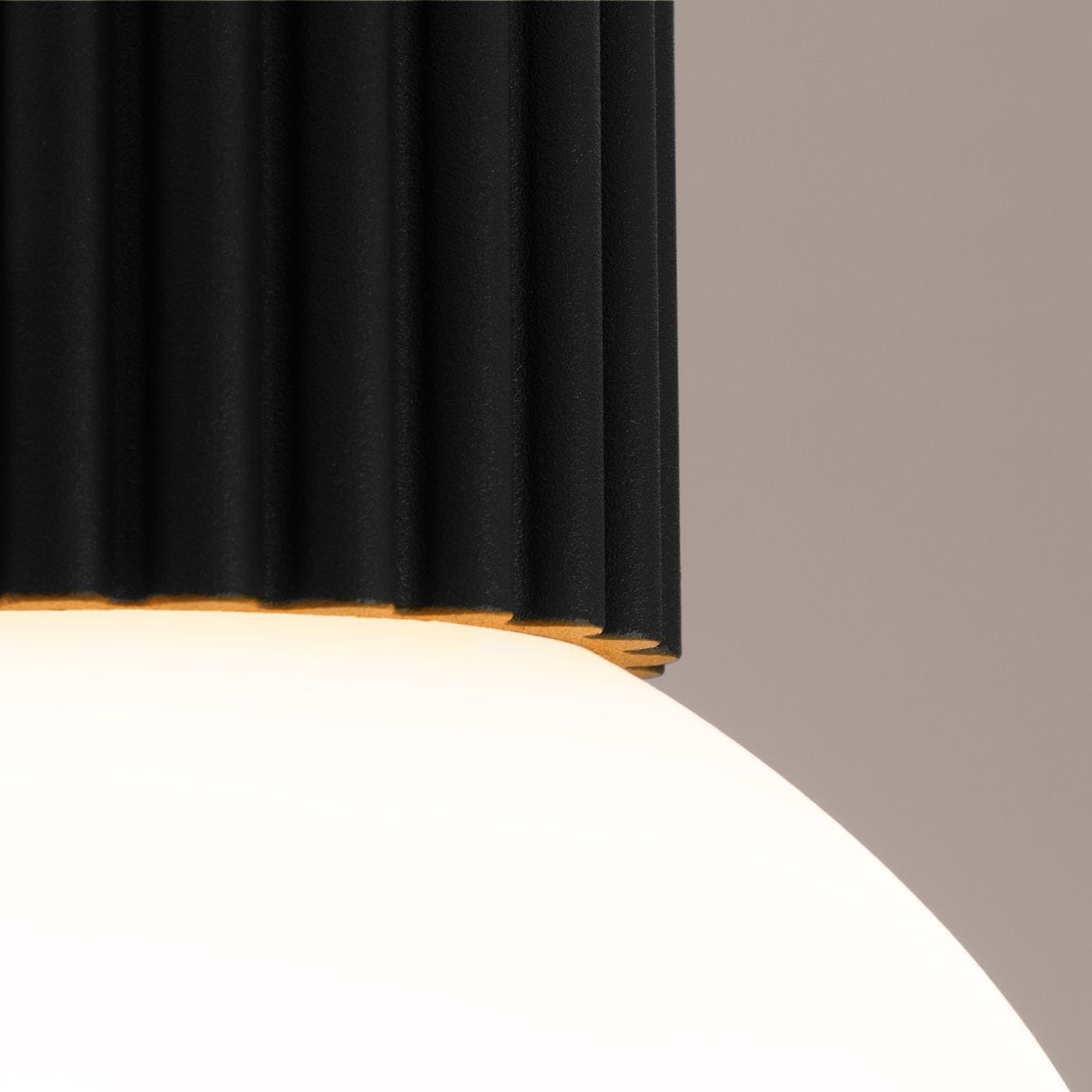 Czarna lampa sufitowa Halo z kloszem w kształcie półkuli, z matowego szkła. Górna część z fakturowanym, czarnym wykończeniem. Lampa z jedną oprawą G9, stopień ochrony IP44, wisząca, zbliżenie na detal i fakturę.