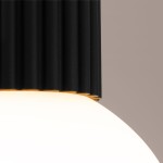 Czarna lampa sufitowa Halo z kloszem w kształcie półkuli, z matowego szkła. Górna część z fakturowanym, czarnym wykończeniem. Lampa z jedną oprawą G9, stopień ochrony IP44, wisząca, zbliżenie na detal i fakturę.