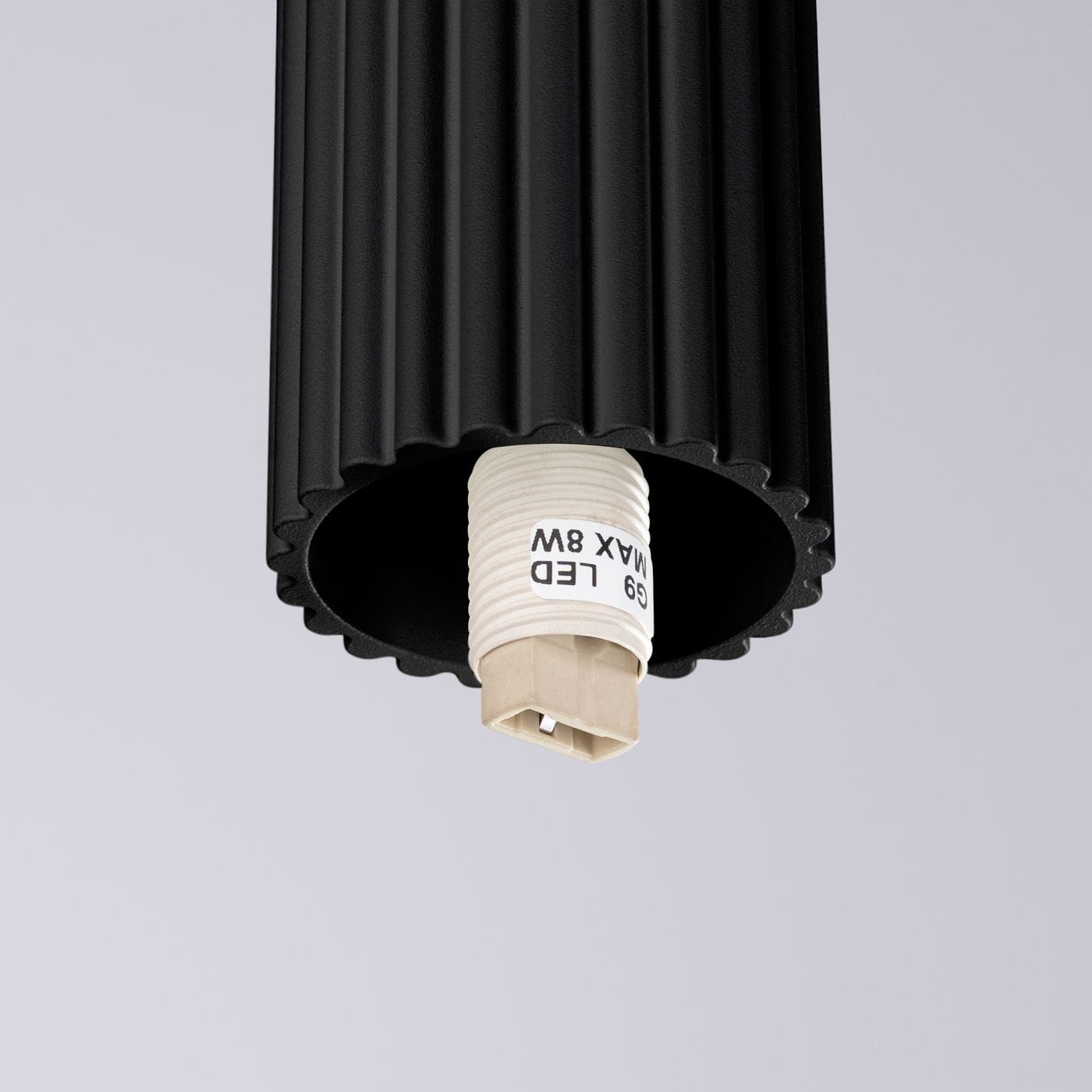 Czarna lampa sufitowa Halo z żłobioną obudową, z gniazdem na żarówkę G9 Max 8W. Widok z dołu, pokazujący detal mocowania i struktury. Lampa wodoodporna IP44, idealna do zastosowań wewnętrznych i zewnętrznych.