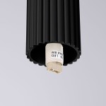 Czarna lampa sufitowa Halo z żłobioną obudową, z gniazdem na żarówkę G9 Max 8W. Widok z dołu, pokazujący detal mocowania i struktury. Lampa wodoodporna IP44, idealna do zastosowań wewnętrznych i zewnętrznych.