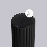 Czarna lampa sufitowa Halo z włókna, z miejscem na żarówkę G9, o klasie ochrony IP44. Posiada okrągły, teksturowany klosz z wyraźnie widocznym oznaczeniem IP44. Ujęcie z góry, pokazujące detale i fakturę materiału.
