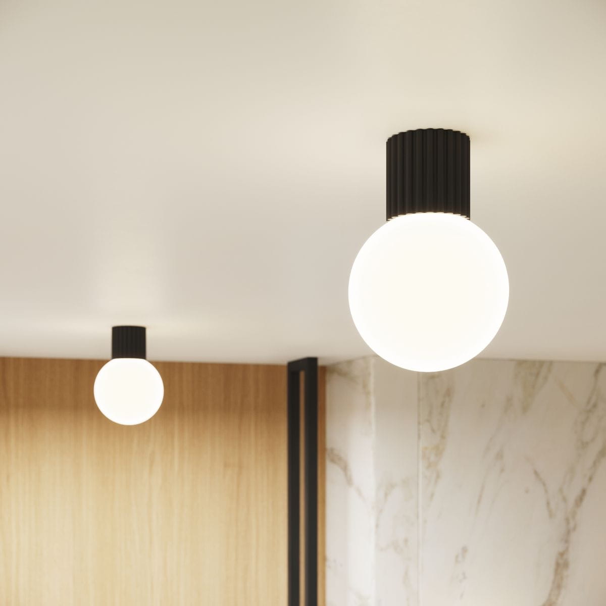 Czarna lampa sufitowa Halo z pojedynczym źródłem światła G9, o okrągłym, mlecznym kloszu. Ujęcie frontalne, lampa zamontowana na gładkim suficie, w tle widoczne elementy drewniane i marmurowe. Stylowa i nowoczesna forma.