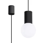 Lampa wisząca Halo 1xG9 w kolorze czarnym, z cylindrycznym mocowaniem oraz teksturowanym uchwytem w kształcie żebrowanym. Zawiera okrągłą, białą szklaną kulę. Produkt zawieszony na czarnym przewodzie, prezentowany z góry.