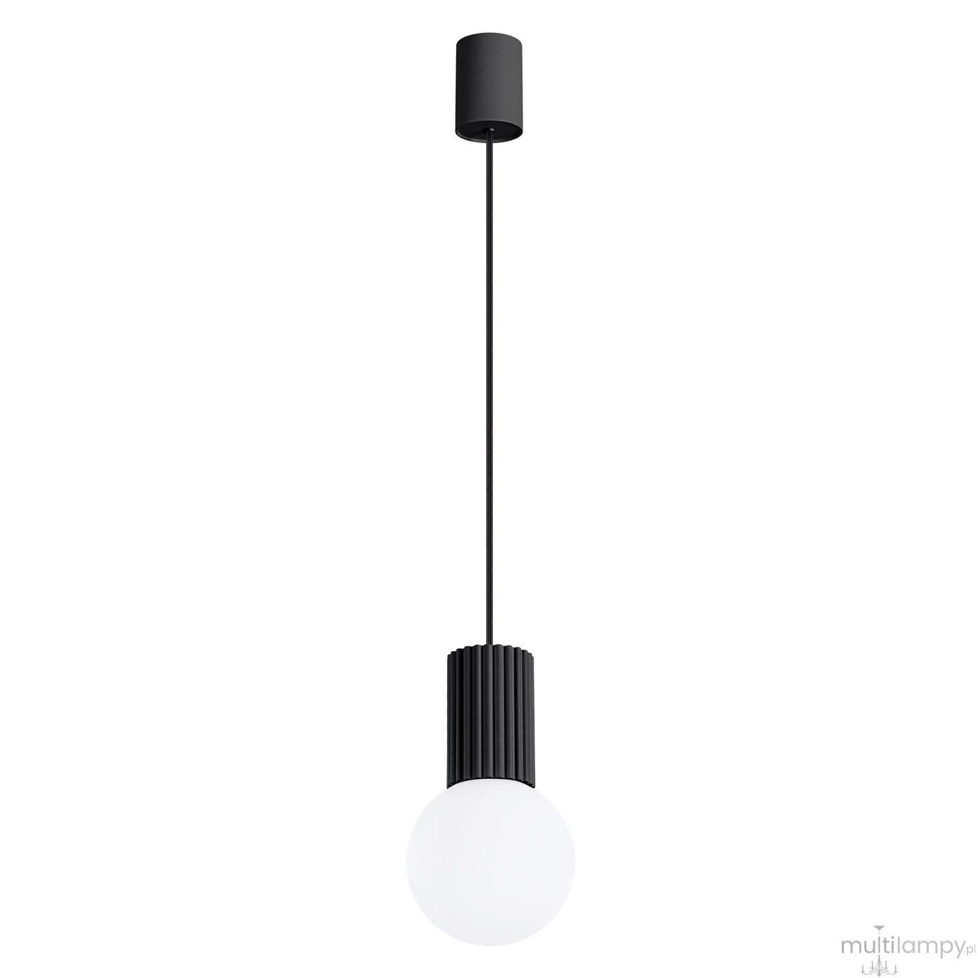 Czarna lampa wisząca Halo z jedną żarówką G9. Posiada okrągłą, matową szklaną kulę oraz dekoracyjną, żebrowaną podstawę. Zawieszona na cienkim, długim przewodzie. Prosty, nowoczesny design, idealna do aranżacji wnętrz.