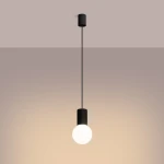 Czarna lampa wisząca Halo 1xG9 z okrągłą, białą żarówką zawieszona na cienkim przewodzie. Elementy metalowe o matowej fakturze, minimalistyczny design. Lampa montowana sufitowo, widoczna z przodu na jednolitym tle.