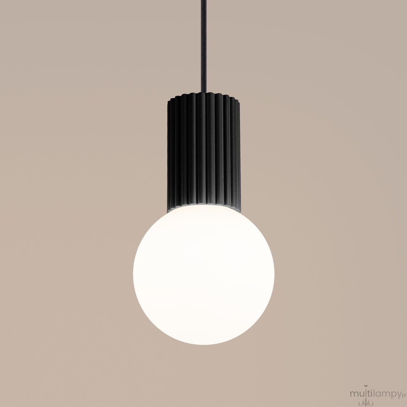 Lampa wisząca Halo 1xG9 w kolorze czarnym z teksturowanym kloszem w kształcie cylindra oraz okrągłą, białą żarówką. Ujęcie z góry, wisząca, na jednolitym tle.