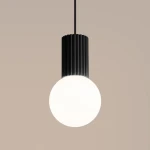 Lampa wisząca Halo 1xG9 w kolorze czarnym z teksturowanym kloszem w kształcie cylindra oraz okrągłą, białą żarówką. Ujęcie z góry, wisząca, na jednolitym tle.