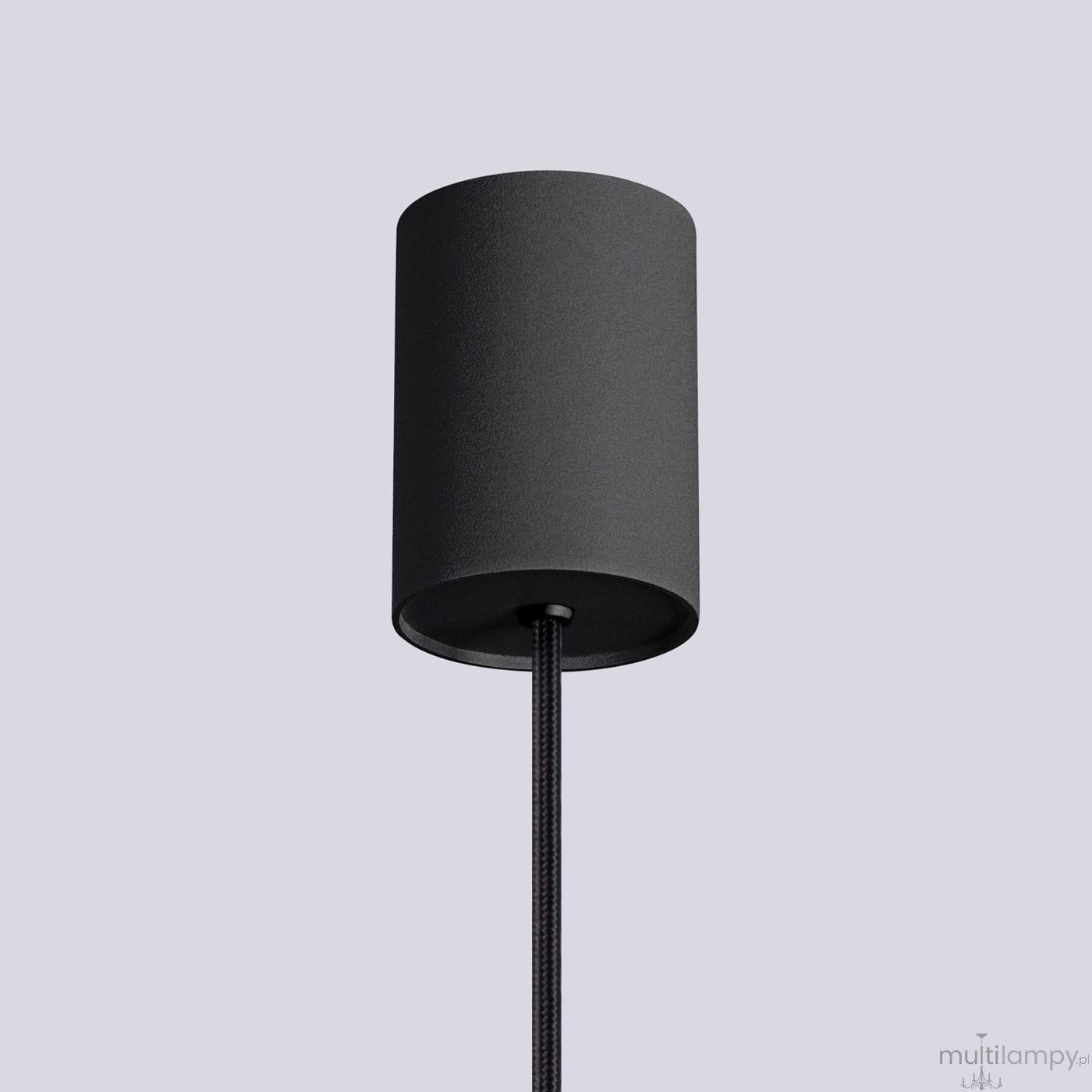 Czarna lampa wisząca Halo o cylindrycznym kształcie, wykonana z matowego materiału. Ujęcie z dołu, pokazujące detal mocowania oraz przewód. Idealna do nowoczesnych wnętrz.