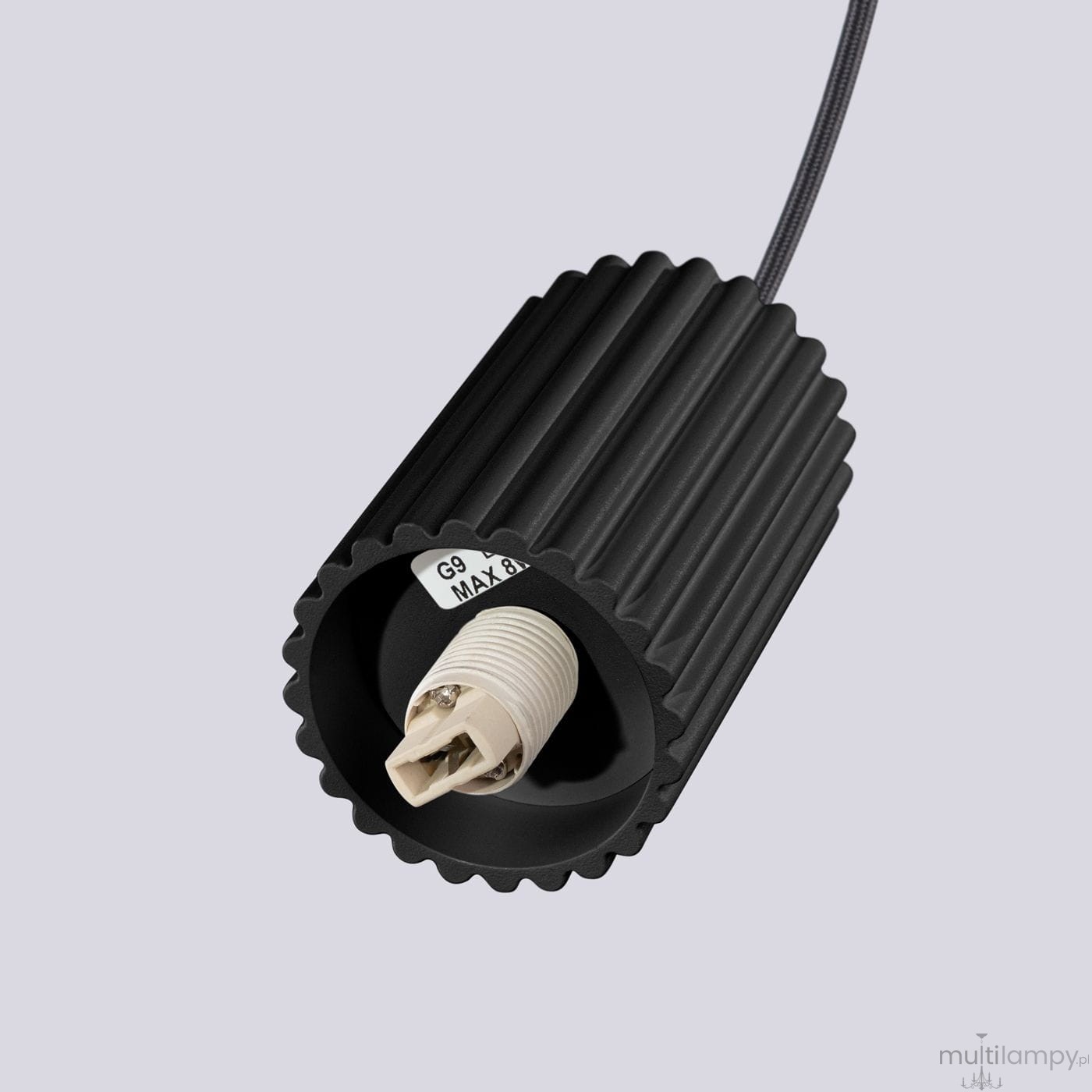 Czarna lampa wisząca Halo z gniazdem G9, o cylindrycznym kształcie z rowkowaną fakturą. Widoczny uchwyt z białym gwintem i oznaczeniem maksymalnej mocy. Produkt zawieszony na cienkim kablu, zbliżenie na detal.