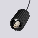 Czarna lampa wisząca Halo z gniazdem G9, o cylindrycznym kształcie z rowkowaną fakturą. Widoczny uchwyt z białym gwintem i oznaczeniem maksymalnej mocy. Produkt zawieszony na cienkim kablu, zbliżenie na detal.