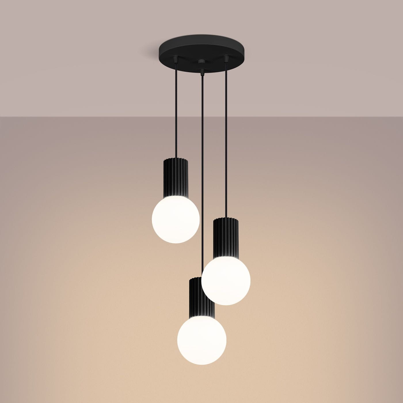Lampa wisząca Halo 3xG9 w kolorze czarnym z trzema okrągłymi, białymi kloszami, zawieszona na czarnych linkach. Ujęcie z góry, ukazujące efektowny design i minimalistyczny styl. Baza lampy okrągła, wykonana z metalu.