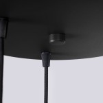 Czarna lampa wisząca Halo z trzema gniazdami G9, widok z dołu. Detale obejmują teksturowane uchwyty przewodów oraz okrągły przycisk mocujący. Prosta, nowoczesna konstrukcja idealna do różnych aranżacji wnętrz.