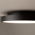 Czarna lampa sufitowa LED Orign MOD311CL-L40B3K, o okrągłym kształcie, z matowym wykończeniem. Wbudowane źródło światła o mocy 40W i temperaturze barwowej 3000K. Zamontowana blisko sufitu, idealna do nowoczesnych wnętrz.