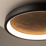 Czarna lampa sufitowa LED Orign o mocy 40W i barwie 3000K, z okrągłym, matowym kloszem i podświetleniem LED wokół. Widoczna faktura w centralnej części oraz delikatne wykończenie. Zainstalowana w górnej części pomieszczenia.