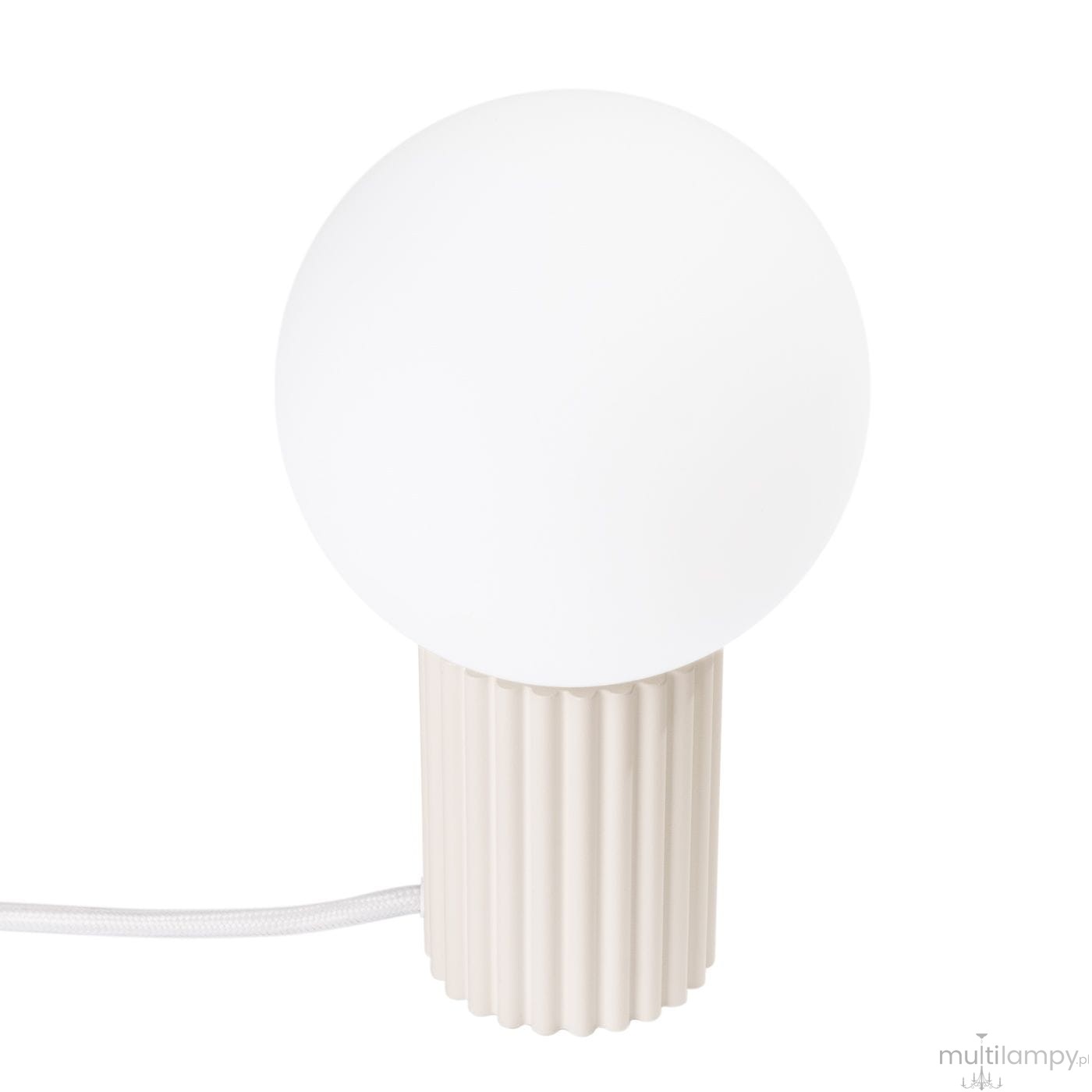 Lampa stołowa Halo w kolorze beżowym, z okrągłym, białym kloszem i żłobioną podstawą. Produkt stoi na płaskiej powierzchni, a widoczny jest również przewód zasilający. Idealna do nowoczesnych aranżacji wnętrz.