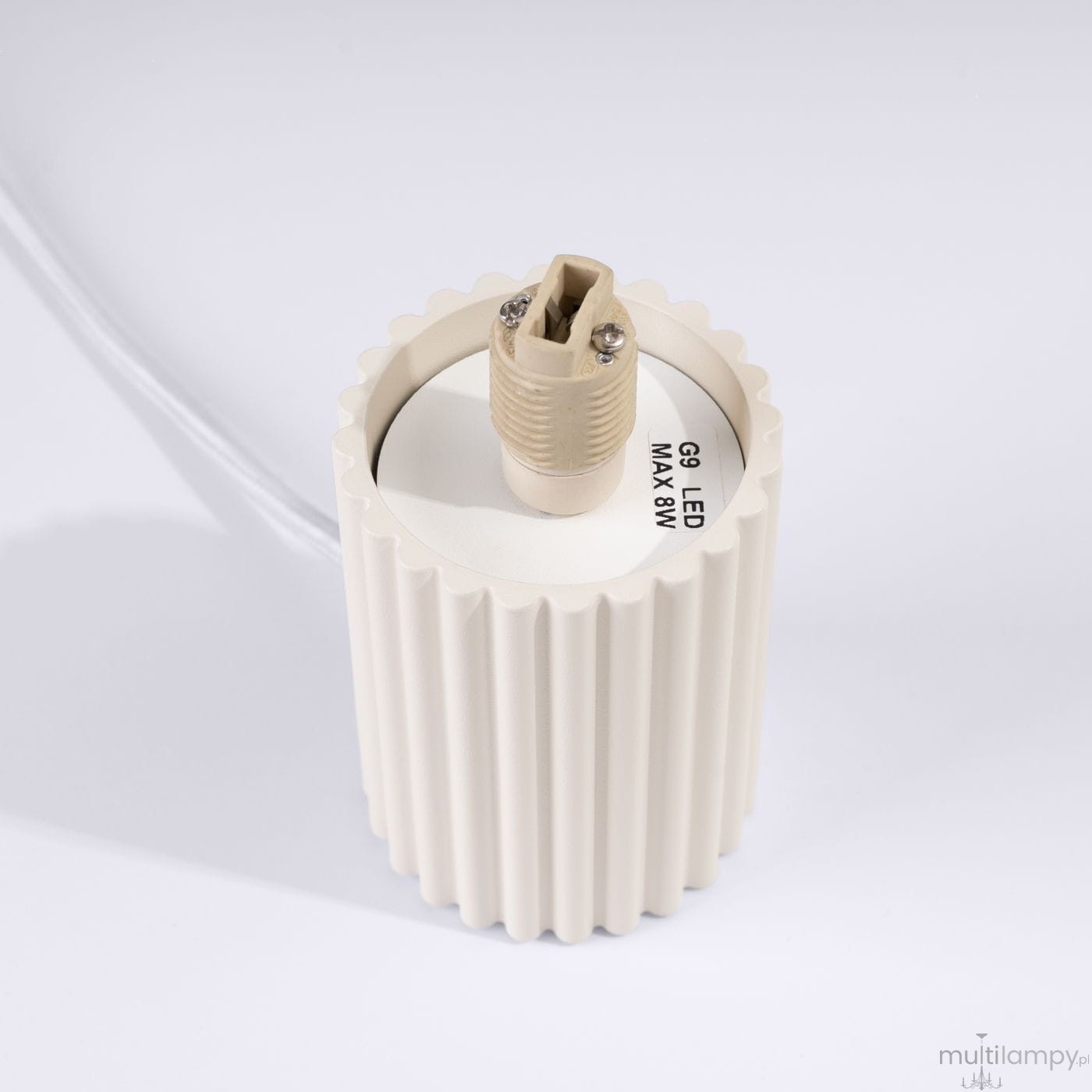 Beżowa lampa stołowa Halo z gniazdem G9, maksymalna moc 8W. Widok z góry ukazujący rowkowaną podstawę oraz miejsce na żarówkę. Na białym tle, detal lampy w poziomie.