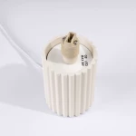 Beżowa lampa stołowa Halo z gniazdem G9, maksymalna moc 8W. Widok z góry ukazujący rowkowaną podstawę oraz miejsce na żarówkę. Na białym tle, detal lampy w poziomie.