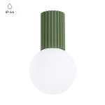 Lampa sufitowa Halo z zieloną oliwkową oprawą i białą, okrągłą kulą, montowana na suficie. Oprawa ma teksturowaną, żebrowaną powierzchnię. Oznaczenie IP44 wskazuje na odporność na wilgoć.
