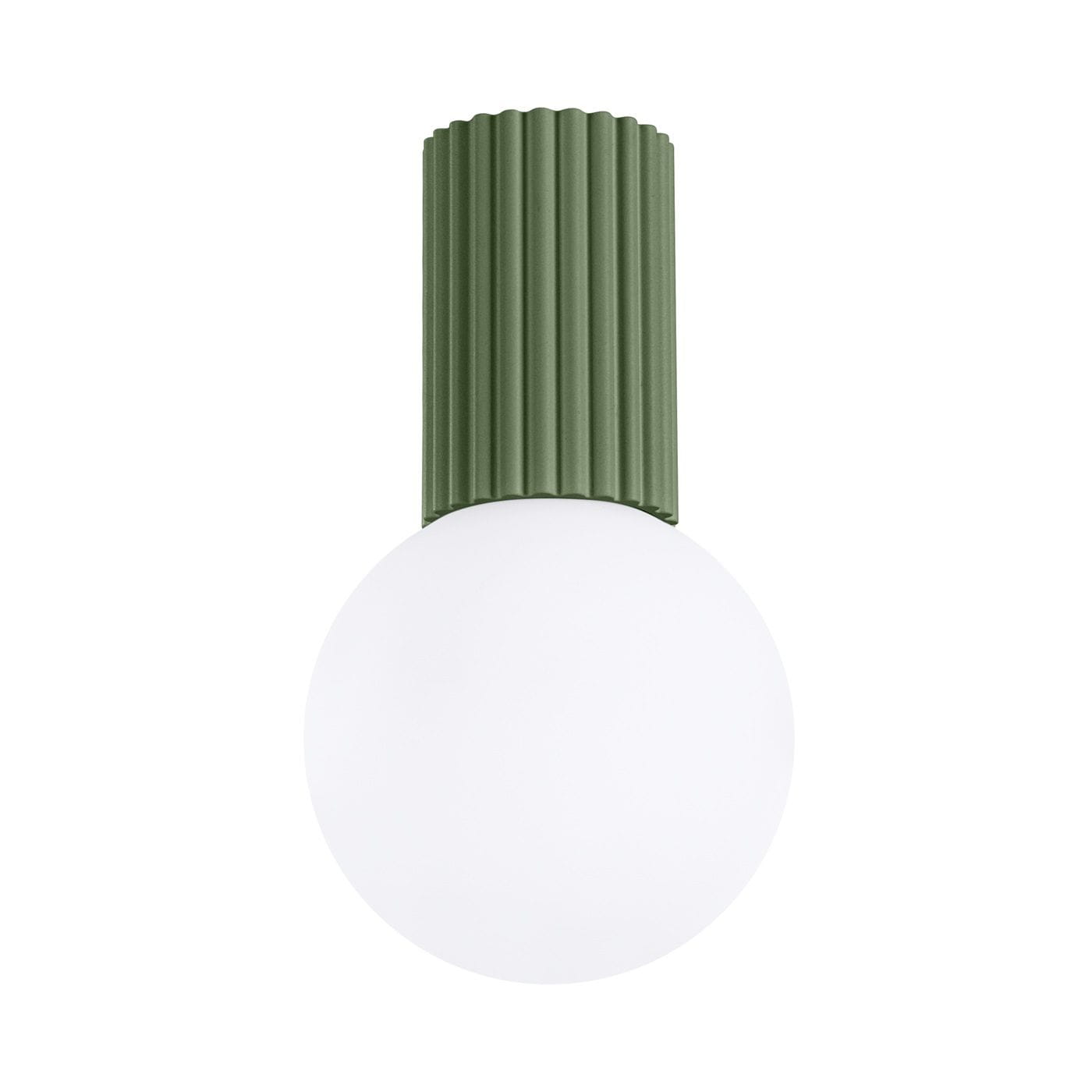 Lampa sufitowa Halo z pojedynczym źródłem światła G9, o zielonej oliwkowej podstawie z teksturowanym, pionowym wzorem i okrągłym, białym kloszem. Ujęcie frontalne, produkt montowany na suficie.