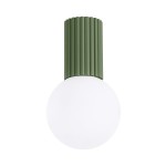 Lampa sufitowa Halo z pojedynczym źródłem światła G9, o zielonej oliwkowej podstawie z teksturowanym, pionowym wzorem i okrągłym, białym kloszem. Ujęcie frontalne, produkt montowany na suficie.