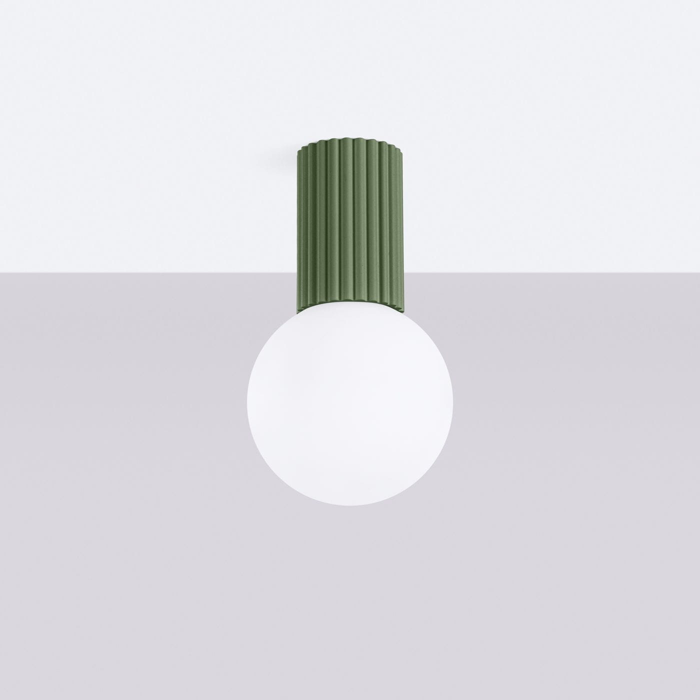 Lampa sufitowa Halo 1xG9 IP44 w kolorze zielonej oliwki z teksturowanym, poziomym kloszem oraz okrągłym, białym szkłem. Produkt zamontowany na suficie, widoczny z frontalnego kąta, z minimalistycznym designem i nowoczesnymi liniami.