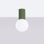 Lampa sufitowa Halo 1xG9 IP44 w kolorze zielonej oliwki z teksturowanym, poziomym kloszem oraz okrągłym, białym szkłem. Produkt zamontowany na suficie, widoczny z frontalnego kąta, z minimalistycznym designem i nowoczesnymi liniami.