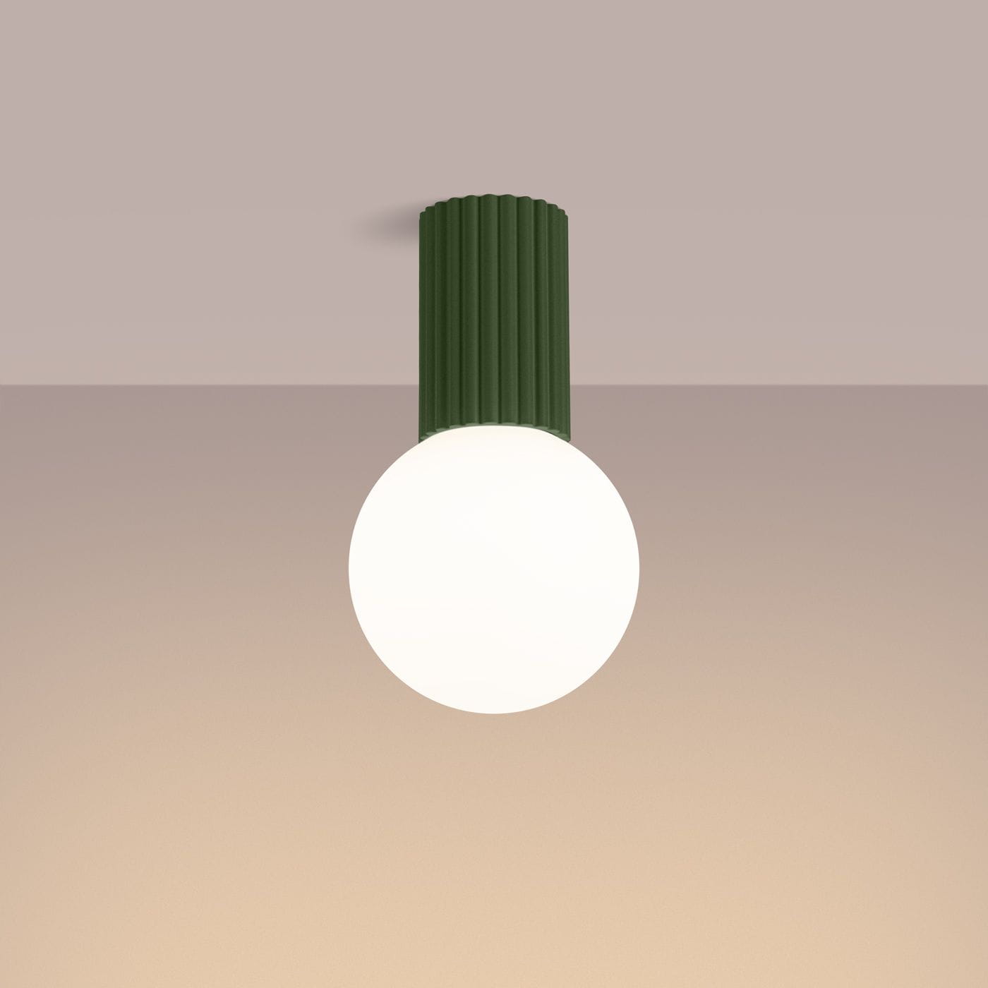 Lampa sufitowa Halo z zieloną oliwkową podstawą i białym, okrągłym kloszem, montowana na suficie. Wykonana z materiałów odpornych na wilgoć (IP44), z widocznymi żłobieniami na podstawie. Idealna do wnętrz i stylizacji nowoczesnych.