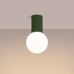 Lampa sufitowa Halo z zieloną oliwkową podstawą i białym, okrągłym kloszem, montowana na suficie. Wykonana z materiałów odpornych na wilgoć (IP44), z widocznymi żłobieniami na podstawie. Idealna do wnętrz i stylizacji nowoczesnych.