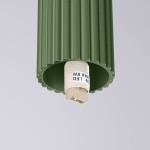 Lampa sufitowa Halo w kolorze oliwkowym, wykonana z materiału z fakturą pionowych żłobień. Ujęcie z dołu, pokazujące gniazdo na żarówkę G9 oraz oznaczenie maksymalnej mocy 8W. Idealna do użytku wewnętrznego, odporna na wilgoć (IP44).