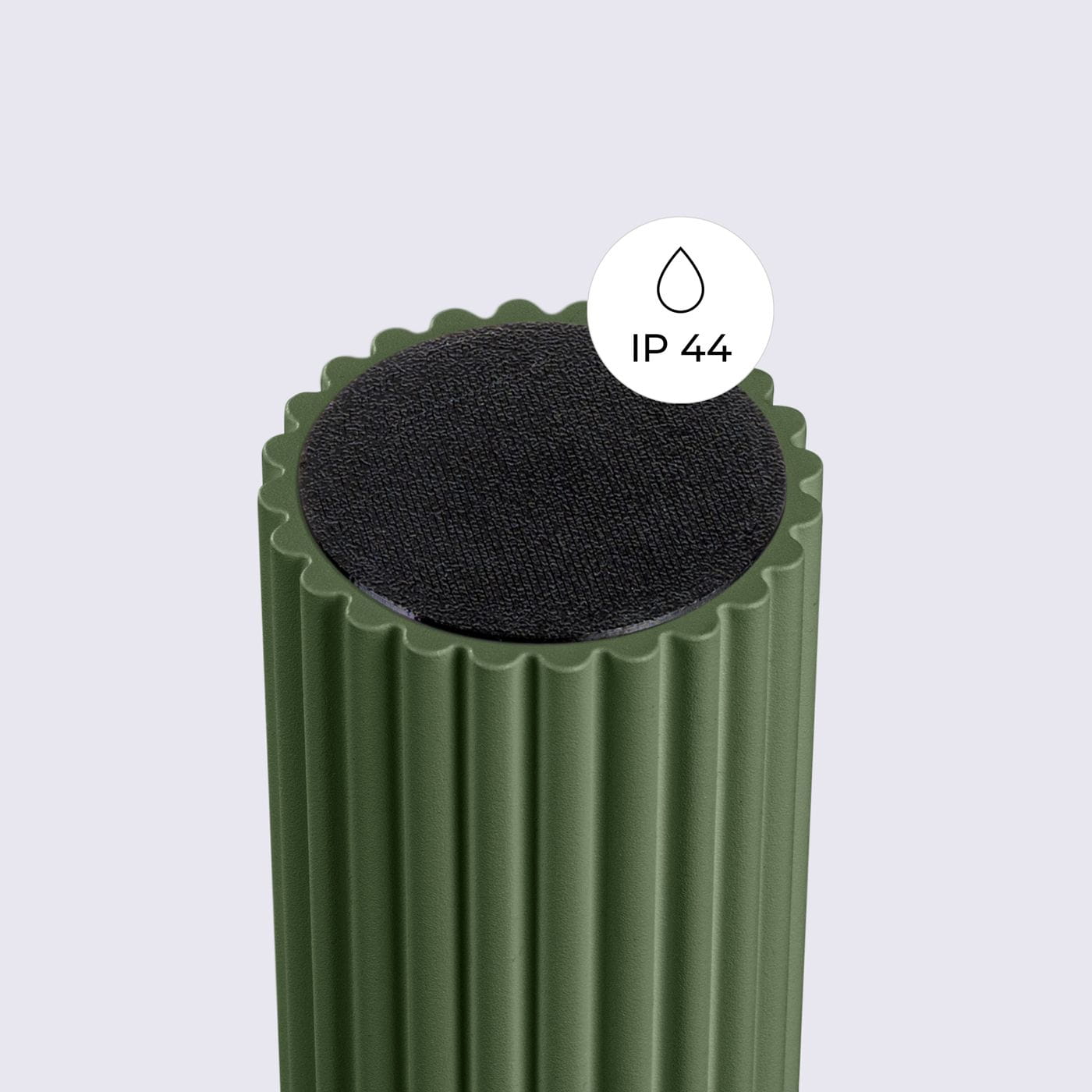 Lampa sufitowa Halo w kolorze oliwkowym, z teksturowanym korpusem o cylindrycznym kształcie. Widoczna czasza z czarnym wykończeniem, oznaczenie IP44 wskazujące na odporność na wilgoć. Ujęcie z góry, na jednolitym tle.