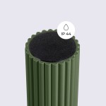 Lampa sufitowa Halo w kolorze oliwkowym, z teksturowanym korpusem o cylindrycznym kształcie. Widoczna czasza z czarnym wykończeniem, oznaczenie IP44 wskazujące na odporność na wilgoć. Ujęcie z góry, na jednolitym tle.