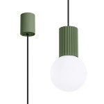 Lampa wisząca Halo 1xG9 w kolorze oliwkowej zieleni, z cylindrycznym kloszem z matowego szkła oraz teksturowanym uchwytem. Zawieszona na czarnym kablu, z górnym mocowaniem w tym samym odcieniu zieleni.