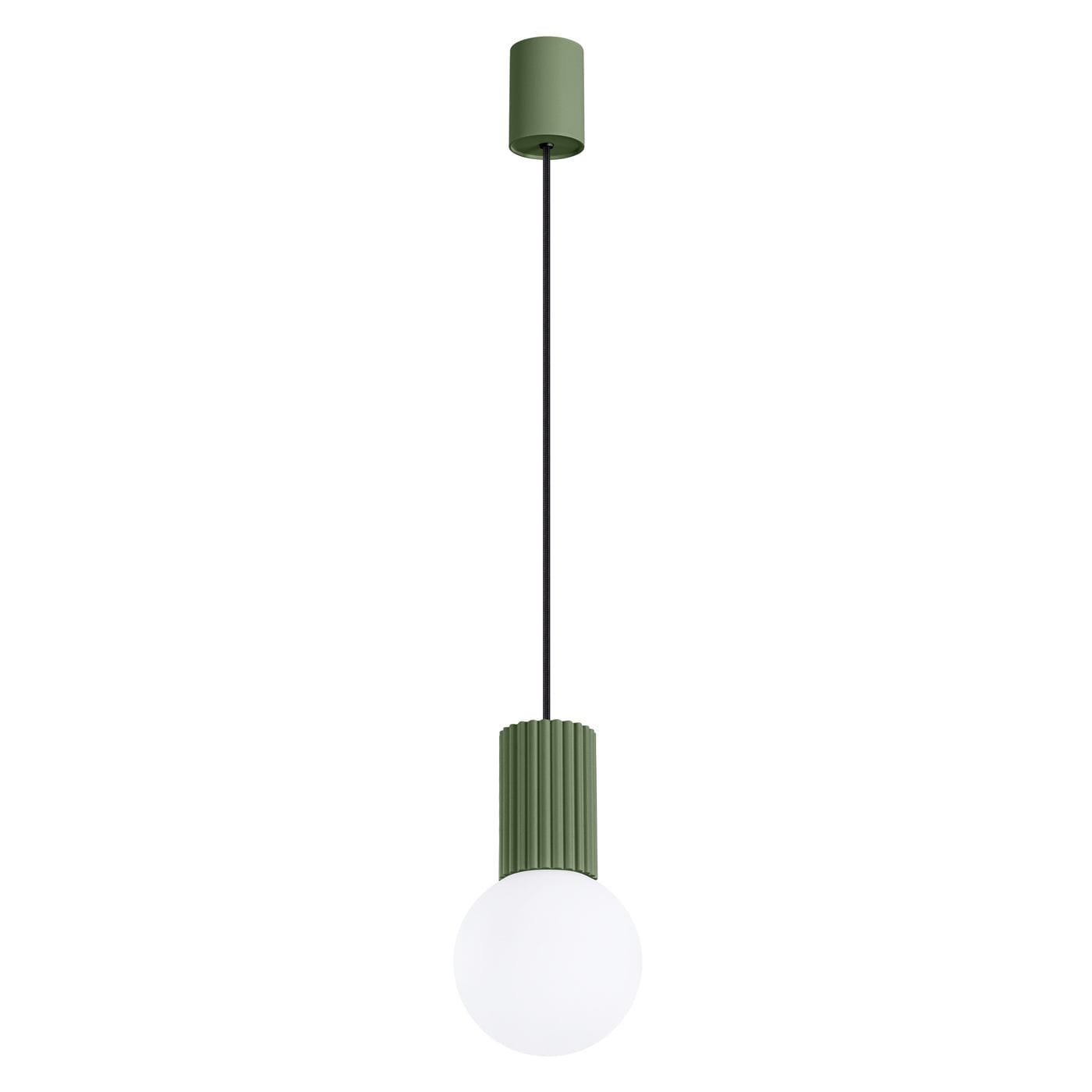 Lampa wisząca Halo 1xG9 w kolorze zielonej oliwki, z cylindrycznym, teksturowanym kloszem i okrągłym, matowym szkłem. Zawieszona na cienkim, czarnym przewodzie, z prostym, okrągłym mocowaniem sufitowym.