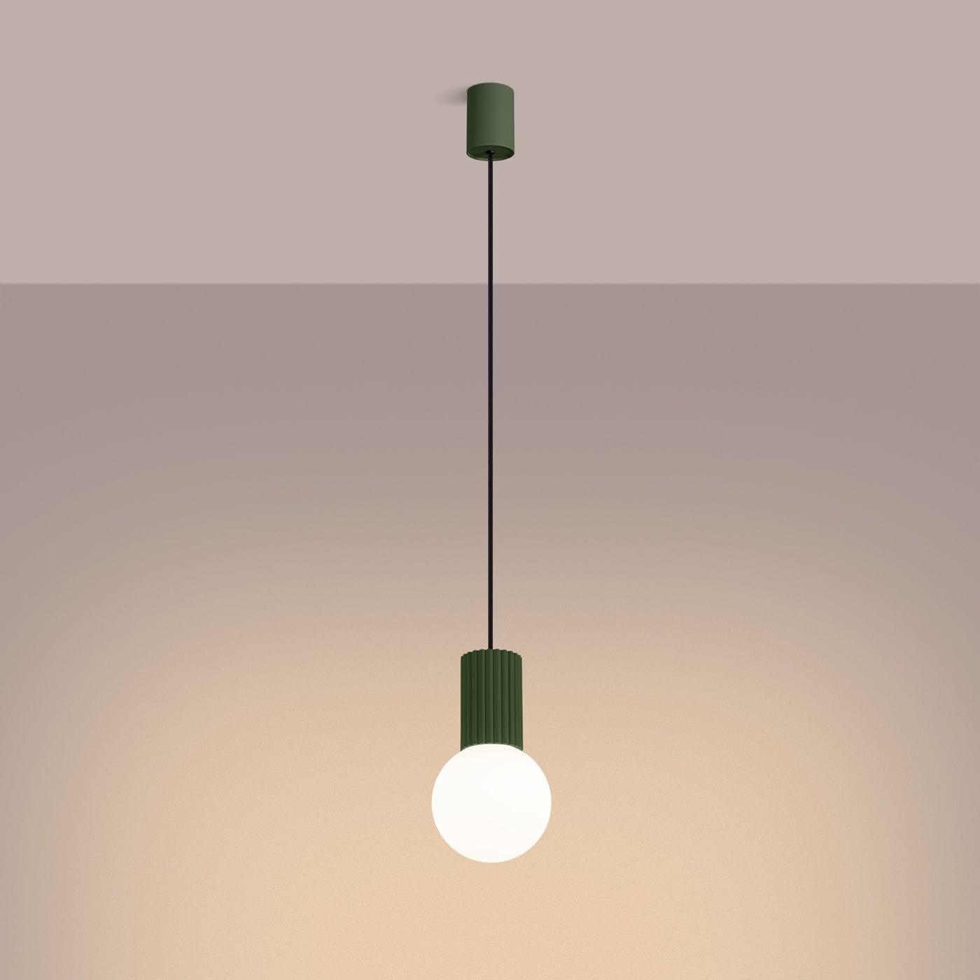 Lampa wisząca Halo 1xG9 w kolorze oliwkowym, z okrągłym kloszem i teksturowanym uchwytem. Zawieszona na cienkim przewodzie, w minimalistycznym stylu, z prostym, jednolitym tłem. Idealna do nowoczesnych wnętrz.