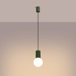 Lampa wisząca Halo 1xG9 w kolorze oliwkowym, z okrągłym kloszem i teksturowanym uchwytem. Zawieszona na cienkim przewodzie, w minimalistycznym stylu, z prostym, jednolitym tłem. Idealna do nowoczesnych wnętrz.