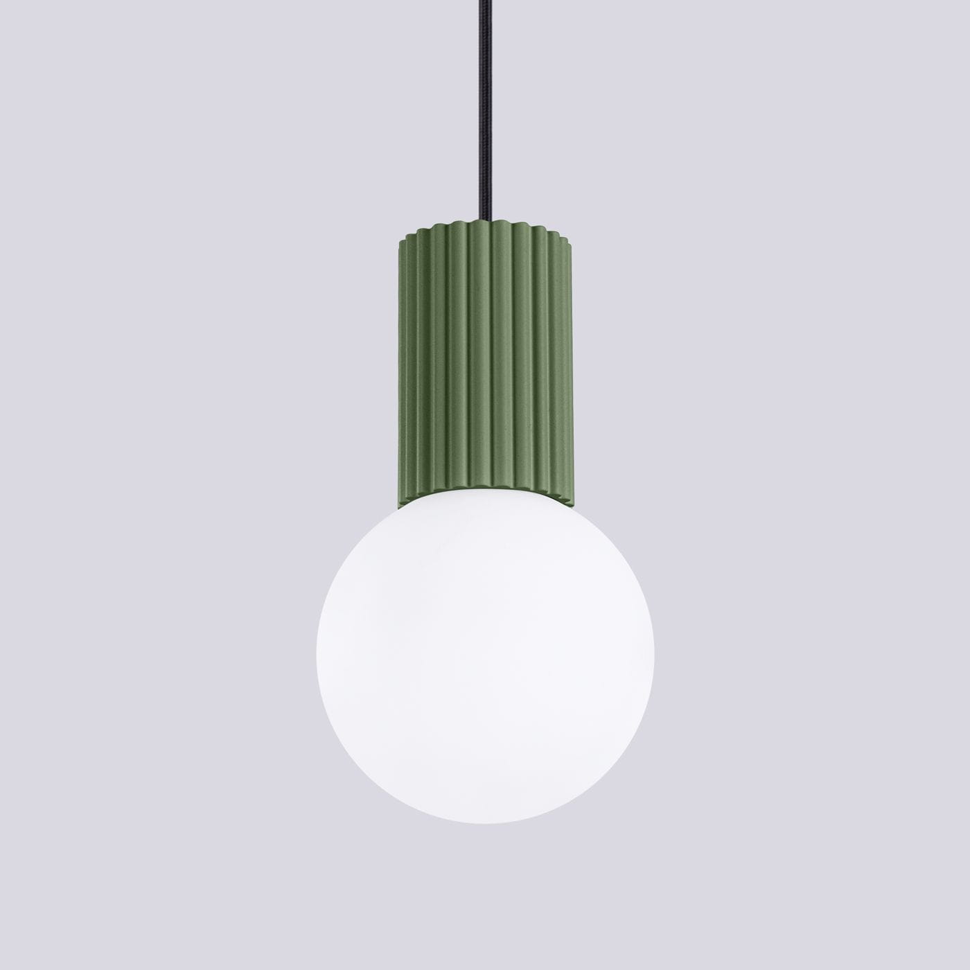 Lampa wisząca Halo 1xG9 w kolorze zielonej oliwki z teksturowanym, pionowym kloszem oraz okrągłym, białym szkłem. Zawieszona na czarnym przewodzie, frontalne ujęcie. Prosty, nowoczesny design.
