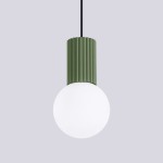 Lampa wisząca Halo 1xG9 w kolorze zielonej oliwki z teksturowanym, pionowym kloszem oraz okrągłym, białym szkłem. Zawieszona na czarnym przewodzie, frontalne ujęcie. Prosty, nowoczesny design.