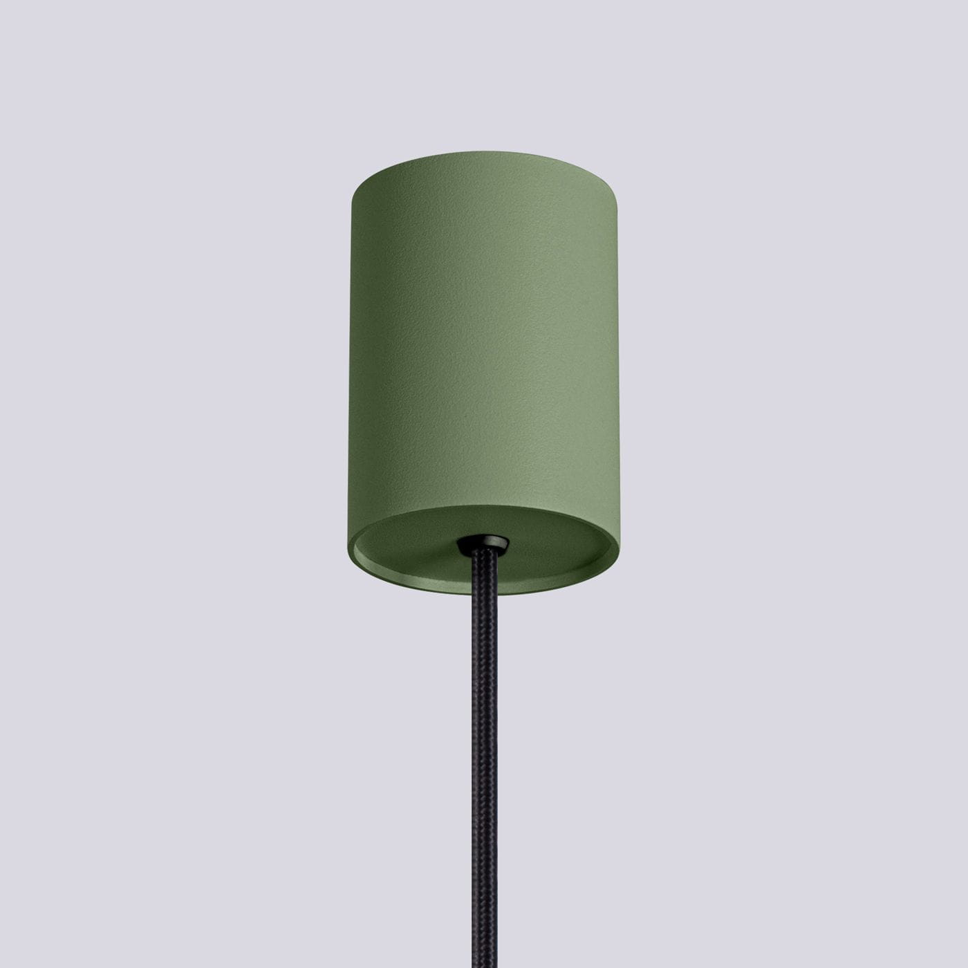 Lampa wisząca Halo w kolorze zielonej oliwki, z cylindrycznym kloszem o matowej fakturze. Ujęcie frontalne, z widocznym czarnym przewodem. Prosty design, idealna do nowoczesnych wnętrz.