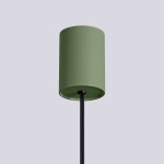 Lampa wisząca Halo w kolorze zielonej oliwki, z cylindrycznym kloszem o matowej fakturze. Ujęcie frontalne, z widocznym czarnym przewodem. Prosty design, idealna do nowoczesnych wnętrz.