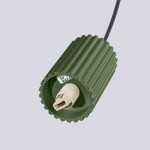 Lampa wisząca Halo w kolorze zielonej oliwki, z cylindrycznym, żebrowanym kloszem. Widoczny gwint G9, z oznaczeniem maksymalnej mocy. Produkt zawieszony na czarnym przewodzie, ukazany z góry. Tło w jasnym odcieniu.