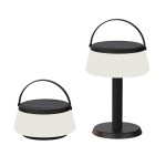 Czarna lampa stołowa solarna LED Aure z białym abażurem, moc 2,2W, barwa światła 2700K, klasa szczelności IP44. Ujęcie pokazuje lampę stojącą oraz przenośną z uchwytem. Prosta, nowoczesna forma, przeznaczona do użytku wewnętrznego i zewnętrznego.