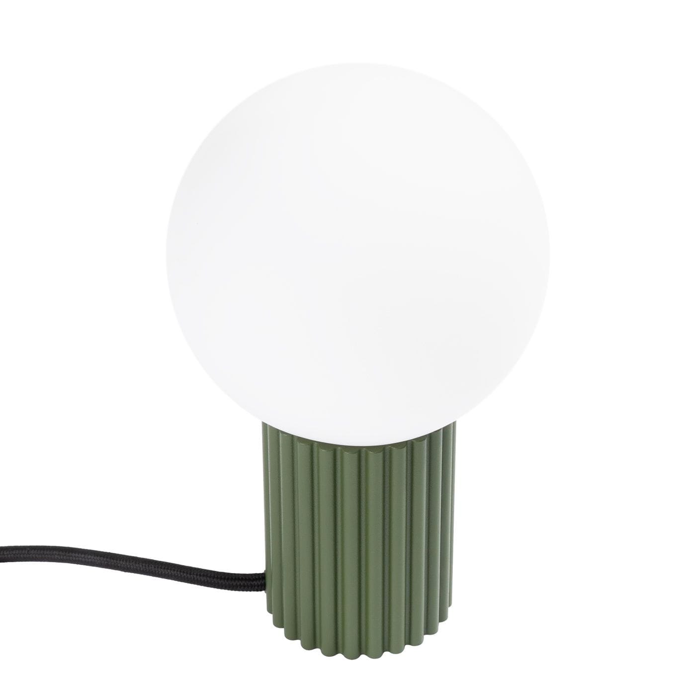Lampa stołowa Halo w kolorze zielonej oliwki z podstawką o teksturowanej powierzchni i okrągłą, matową kloszową żarówką. Produkt widoczny z boku, z przewodem zasilającym ułożonym obok.