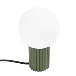 Lampa stołowa Halo w kolorze zielonej oliwki z podstawką o teksturowanej powierzchni i okrągłą, matową kloszową żarówką. Produkt widoczny z boku, z przewodem zasilającym ułożonym obok.