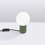 Lampa stołowa Halo w kolorze oliwkowej zieleni z okrągłą, białą kloszem. Posiada teksturowaną podstawę w pionowe żłobienia oraz czarny przewód z włącznikiem. Ujęcie z boku, na jasnym tle.