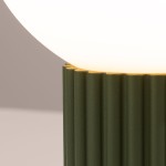 Lampa stołowa Halo w kolorze zielonej oliwki z żłobioną podstawą i okrągłym kloszem. Widok z bliska na detale strukturalne podstawy oraz górną krawędź, która jest w odcieniu żółtym. Idealna do nowoczesnych aranżacji wnętrz.