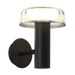 Kinkiet solarny LED 2,5W w kolorze czarnym z kloszem o strukturze łezek, montowany na ścianie. Źródło światła o temperaturze barwowej 3000K, z klasą szczelności IP44. Ujęcie frontalne, produkt stoi w pozycji pionowej.