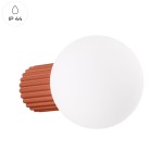 Kinkiet Halo 1xG9 IP44, w kolorze ochra, z białą kulistą osłoną z opalowego szkła. Widoczny jest teksturowany uchwyt w odcieniu ochry. Produkt montowany na ścianie, idealny do wnętrz oraz na zewnątrz.