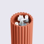 Lampa sufitowa Halo w kolorze ochra, o cylindrycznym kształcie z wyraźnymi żłobieniami. Wnętrze z elementami elektrycznymi, w tym gniazdem na żarówkę G9. Idealna do użytku wewnętrznego i zewnętrznego (IP44).