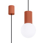 Lampa wisząca Halo 1xG9 w kolorze ochra czerwona. Posiada okrągłą, matową kulę oraz dekoracyjną, żebrowaną oprawę. Zawieszona na czarnym przewodzie, z cylindrycznym stropem. Idealna do nowoczesnych wnętrz.