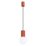 Lampa wisząca Halo 1xG9 w kolorze ochry czerwonej z okrągłym, białym kloszem. Ujęcie frontalne, produkt zawieszony na czarnym przewodzie. Górna część z cylindrycznym mocowaniem o fakturze. Idealna do nowoczesnych wnętrz.